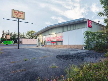 Utica, NY - Sep 3, 2024: Yerel olarak Jacoby olarak bilinen V & V Aygıt Parçaları Mağazası, daha çok Ohio, Michigan, New York ve Pensilvanya 'da çalışan birçok cihazın yetkili parça satıcısı.