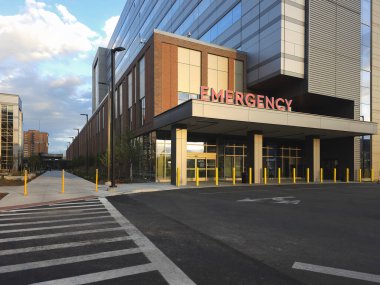 Utica, New York - 29 Ağustos 2024: Utica şehir merkezindeki Wynn Hastanesi 'nin Acil Servis girişinin akşam görüntüsü.