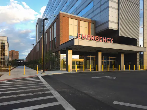 Utica, New York - 29 Ağustos 2024: Utica şehir merkezindeki Wynn Hastanesi 'nin Acil Servis girişinin akşam görüntüsü.