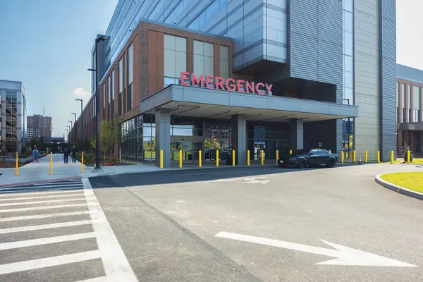 Utica, New York - 26 Ağustos 2024 Utica şehir merkezindeki Wynn Hastanesi 'nin ana girişinin sabah görüntüsü.