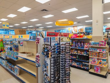 Whitesboro, New York - 8 Ağustos 2024: Kinney Eczane Bakkalının Geniş Görüş Alanı