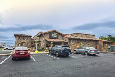 New Hartford, New York - 30 Ağustos 2024: Olive Garden İtalyan Mutfak Restoranı 'nın Ultra geniş manzarası
