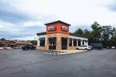 New Hartford, New York - 20 Haziran 2025: At Home Store 'a yakın çekim, ev dekorasyonu ve mobilyalar için tek duraklı bir yer.