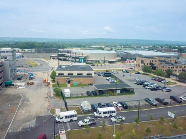 Utica, New York - 20 Haziran 2024: Arka planda tepeler ve sis ve orta zeminde Utica Memorial Auditorium ile Utica Downtown 'ın Arial görünümü.
