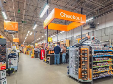 New Hartford, New York - 23 Mayıs 2025: Home Depot Checkout alanı ve diğer bölümlerin geniş görüşü