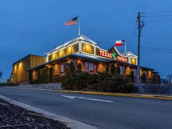 New Hartford, New York - 19 Mart 2020: Texas Roadhouse Restoran Konumu Gece Manzarası, 2020 itibariyle 450 'den fazla yerde Batı temalı biftek sunan bir zincir restorandır..