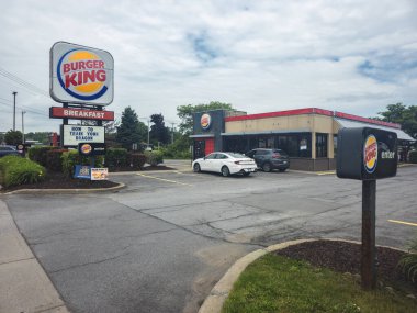 New Hartford, New York - 16 Haziran 2025: Burger King Restoran Manzarası