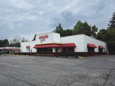 New Hartford, New York - 16 Haziran 2025: Carmella 'nın Cafe' si, ev yapımı İtalyan yemekleri ve rahat atmosferiyle tanınıyor ve hem yerli hem de ziyaretçiler için popüler bir yer haline geliyor.