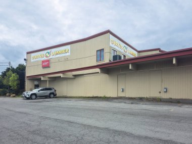 New Hartford, New York - 16 Haziran 2025: Curtis Kerestecilik, 1890 'da kurulmuş, inşaat malzemeleri ve ev geliştirme malzemeleri için güvenilir bir kaynak olmuştur.