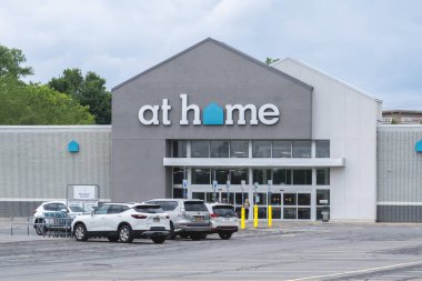 New Hartford, New York - 20 Haziran 2025: At Home Store 'a yakın çekim, ev dekorasyonu ve mobilyalar için tek duraklı bir yer.
