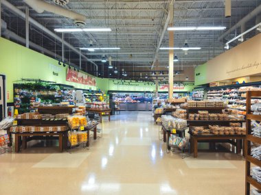 New Hartford, New York - 12 Haziran 2025: Hannaford Market 'in içini geniş açıdan gören Hannaford, 1883 yılında kuruldu.