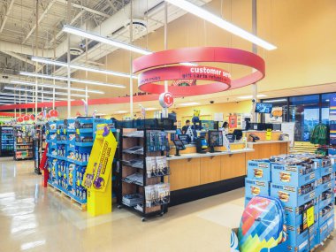 New Hartford, New York - 12 Haziran 2025: Hannaford Müşteri Hizmetleri sayacına yakın çekim, Hannaford 1883 'te kuruldu.