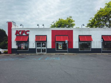 New Hartford, NY - 16 Haziran 2025: KFC 'nin (Kentucky Fried Chicken) simgesel kızarmış tavuğu ve baharat ve şifalı otların gizli karışımıyla bilinen geniş görüşü, KFC dünya çapında 25.000' den fazla yeri işletiyor.