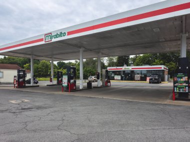 New Hartford, New York - 16 Haziran 2025: Mirabito Market ve Benzin İstasyonu Geniş Görüş