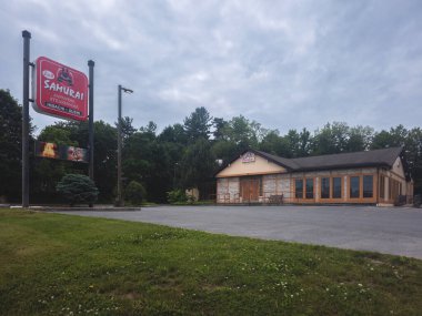 New Hartford, New York - 16 Haziran 2025: Japon Kızıl Samuray Et Lokantası 'nın çok geniş bir manzarası nitelikli hibachi şefleriyle etkileşimli bir yemek deneyimi sunuyor