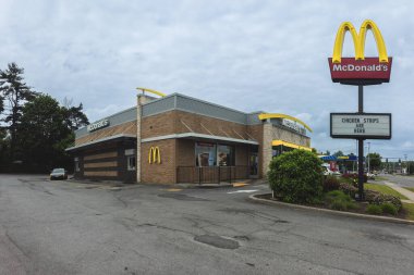 New Hartford, New York - 16 Haziran 2025: 1940 yılında kurulan McDonald 's restoranının dünya çapında 39.000' den fazla yeri bulunan dünyanın en büyük fast-food zincirlerinden biridir.