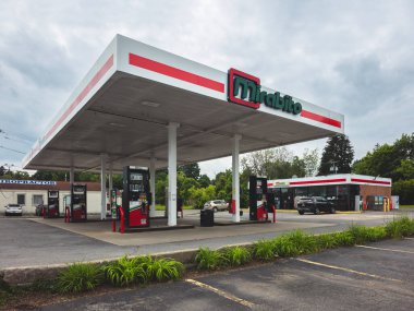 New Hartford, New York - 16 Haziran 2025: Mirabito Market ve Benzin İstasyonu 'nun çok geniş görüşü