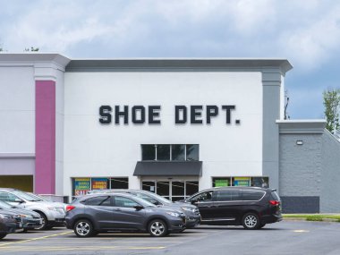 New Hartford, New York - 20 Haziran 2025: Ayakkabı Deposu. Concord, Kuzey Carolina 'da yaşayan ve 63 yıllık tecrübesi olan bir Amerikan ayakkabı perakendecisi. Ayakkabı reyonu. Sahibi Shoe Show, Inc..