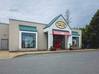 New Hartford, New York - 16 Haziran 2025: Talbot Butiği 'nin yakın çekim manzarası, geniş bir yelpazede şık kadın giyimi ve aksesuarları sunduğu bilinen popüler bir perakende satış merkezidir.
