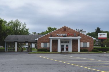 New Hartford, New York - 22 Haziran 2025: KeyBank 'ın geniş görüşü, 1825 yılında ABD çapında yaklaşık 200 yıldır 1000' den fazla konumu bulunan büyük bir finans kurumudur.
