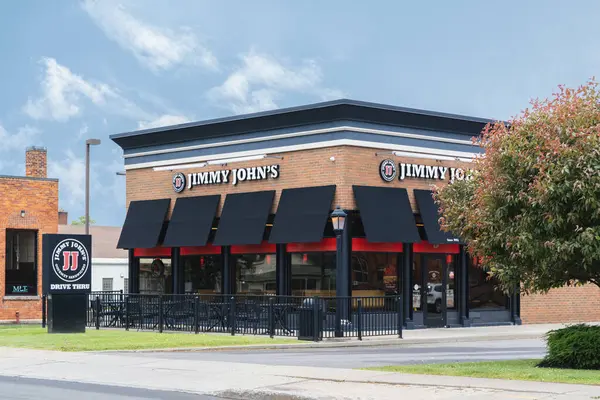 New Hartford, New York - 22 Haziran 2025: Jimmy John 's' a yakın çekim, 1983 'te ABD' de 2800 'den fazla konumu bulunan 