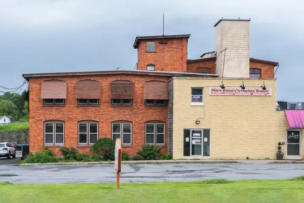 New Hartford, New York - 22 Haziran 2025: Mark Kotary 'nin Hokey Malzemeleri, yüksek kaliteli hokey ekipmanları ve kişiselleştirilmiş hizmetler konusunda uzmanlaşmış, her yaştan ve yetenekten oyunculara hizmet veren yerel bir işletme