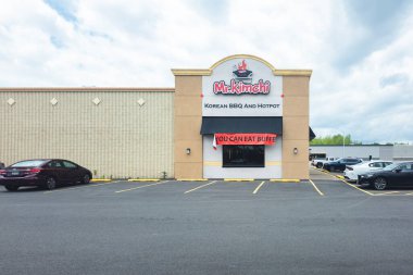 New Hartford, New York - 20 Haziran 2025: Bay Kimchi Kore Barbekü ve Hotpot 'a yakın plan, yerel bir Kore restoranı ızgara et ve güveç üzerine yoğunlaşmış otantik bir Kore yemeği deneyimi sunuyor.