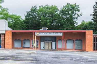 New Hartford, New York - 22 Haziran 2025: Lokanta Malzeme Şirketi 'nin yakın çekimi, geniş bir yelpazede ticari mutfak teçhizatı ve malzemeleri sağlamakta uzmanlaşmıştır.