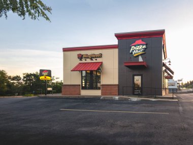 New Hartford, New York - 25 Haziran 2025: Pizza Hut Restoran 'ın günbatımı, dünya çapında tanınan fast-food zinciri, çeşitli pizza ve İtalyan yemekleri ile tanınıyor.