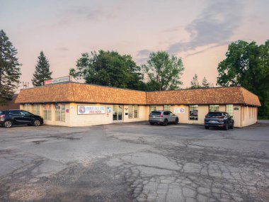 New Hartford, New York - 25 Haziran 2025: Amerikan Dövüş Sanatları Enstitüsü, her yaş için çeşitli dövüş sanatları programları sunuyor, kişisel gelişim, fitness ve nefsi müdafaa üzerine odaklanıyor