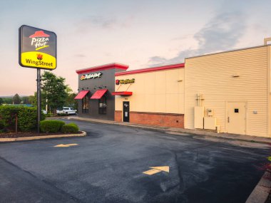 New Hartford, New York - 25 Haziran 2025: Pizza Hut Restoran 'ın günbatımı, dünya çapında tanınan fast-food zinciri, çeşitli pizza ve İtalyan yemekleri ile tanınıyor.