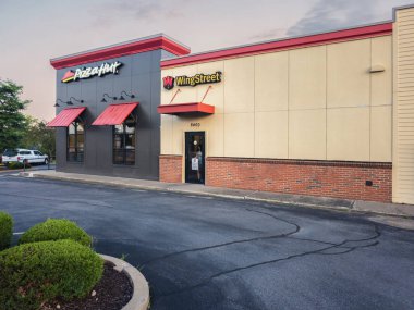 New Hartford, New York - 25 Haziran 2025: Pizza Hut Restoran 'ın günbatımı, dünya çapında tanınan fast-food zinciri, çeşitli pizza ve İtalyan yemekleri ile tanınıyor.