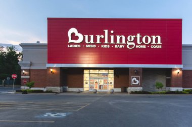 New Hartford, New York - 25 Haziran 2025: Burlington, Burlington 'a yakın çekim gece görüntüsü, ilk olarak Burlington Coat Factory, 1972 yılında kuruldu ve büyük bir indirimli perakende satış elemanı haline geldi.