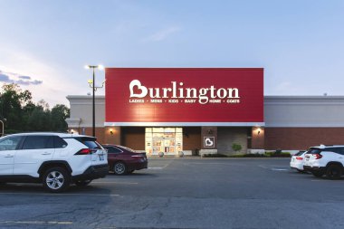 New Hartford, New York - 25 Haziran 2025: Burlington, Burlington 'ın Ultra geniş gece görüşü, ilk olarak Burlington Coat Factory, 1972 yılında kuruldu ve büyük bir indirimli perakende satış elemanı haline geldi.
