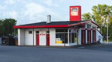 New Hartford, New York - 23 Haziran 2025: 1980 yılında şehir dışında faaliyet gösteren bir aile oto tamirhanesi olan Tallmans Lastiği ve Otomobili 'nin yakın görüntüsü