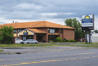 Utica, New York - 9 Temmuz 2025: Days Inn & Suites 'in dünya çapında 1800 