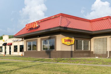 Utica, New York - 9 Temmuz 2025: Denny 's Diner restoranının güneşli yakın çekim görüntüsü, dünya çapında 1602' den fazla konumu olan büyük bir tam hizmet restoran zinciri.