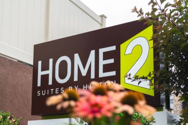 Utica, New York - 9 Temmuz 2025: Hilton 'un Home2 Suites' i Macro view, Marriott Marriott 'un TownePlace ile yarışmak için tam mutfağı ve esnek yaşam alanları olan lüks süitleri sunan bir markadır.