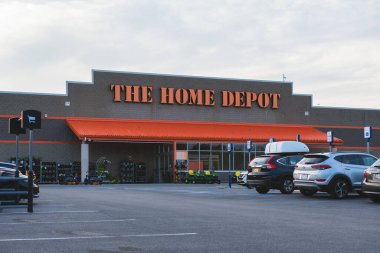 Utica, NY - 11 Temmuz 2025: Home Depot Store Building 'in geniş bulutlu görüntüsü