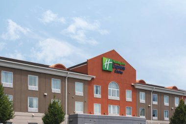 Utica, New York - 12 Temmuz 2025: Holiday Inn Express & Suites adlı orta fiyatlı bir otel markasının yakın görüntüsü, konforlu, uygun ve uygun fiyatlı konaklama olanakları sunmaktadır.
