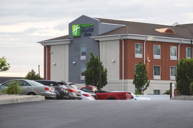 Utica, NY - 12 Temmuz 2025: Holiday Inn Express & Suites, orta fiyatlı bir otel markası, konforlu, uygun ve uygun fiyatlı konaklama olanakları sunmaktadır.