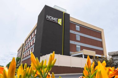 Utica, NY - 9 Temmuz 2025: Hilton 'un Home2 Suites' i Geniş Görüş, Marriott Marriott 'un TownePlace ile yarışmak için tam mutfağı ve esnek yaşam alanları olan lüks süitleri sunan geniş bir markadır.