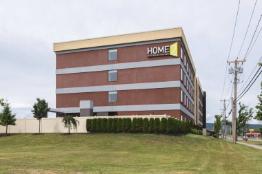 Utica, NY - 9 Temmuz 2025: Hilton 'un Home2 Suites' i Geniş Görüş, Marriott Marriott 'un TownePlace ile yarışmak için tam mutfağı ve esnek yaşam alanları olan lüks süitleri sunan geniş bir markadır.