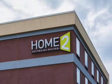 Utica, NY - 9 Temmuz 2025: Hilton 'un Home2 Suites' e yakın görüntüsü, Marriott Marriott 'un TownePlace ile yarışmak için tam mutfak ve esnek yaşam alanları sunan geniş bir marka süitidir.