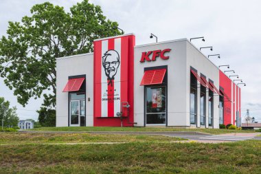 Utica, NY - 9 Temmuz 2025: KFC 'nin (Kentucky Fried Chicken) ikonik kızarmış tavuğu ve baharat ve otların gizli karışımıyla bilinen akşam görüntüsü, KFC dünya çapında 25.000' den fazla yeri işletiyor.