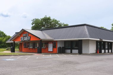 Utica, New York - 9 Temmuz 2025: Kookie 's Q & Creamery, New York' un kuzeyinde faaliyet gösteren yaratıcı dondurma tatları, milkshake ve domuz eti gibi konforlu yiyecek seçenekleriyle tanınan bir şirket.