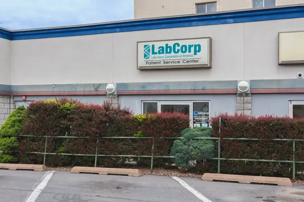 Utica, NY - 8 Temmuz 2025: Labcorp 'un yakın görüntüsü, teşhis ve sağlık hizmetleri için laboratuvar hizmetleri sunan küresel bir yaşam bilimleri ve sağlık hizmetleri şirketidir.