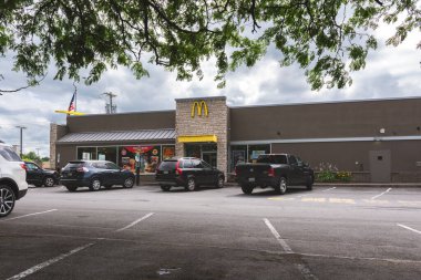 Utica, New York - 8 Haziran 2025: 1940 yılında kurulan McDonald 's restoranının geniş bulutlu manzarası, dünya çapında 39.000' den fazla yeri bulunan dünyanın en büyük fast-food zincirlerinden biridir.