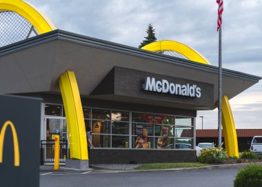 Utica, New York - 8 Haziran 2025: 1940 yılında kurulan McDonald 's restoranının yakın çekim akşam manzarası, dünya çapında 39.000' den fazla yeri bulunan dünyanın en büyük fast-food zincirlerinden biridir.