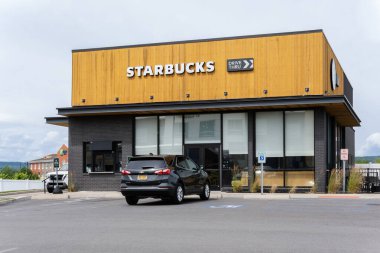 Utica, New York - 9 Temmuz 2025: StarBucks Kafe 'ye yakın çekim